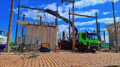 Caminhão munck da Ponto Transportes içando transformador em subestação
