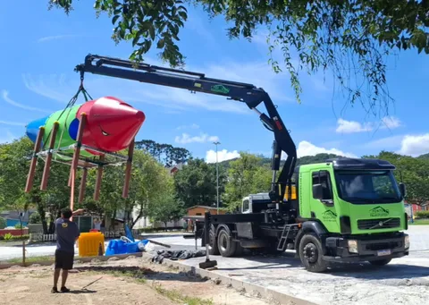 Caminhão munck da Ponto Transportes içando brinquedo de parque