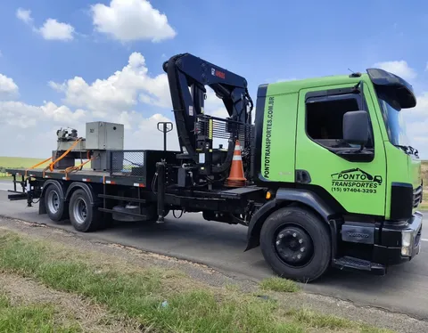 Caminhão munck da Ponto Transportes com carga na carroceria
